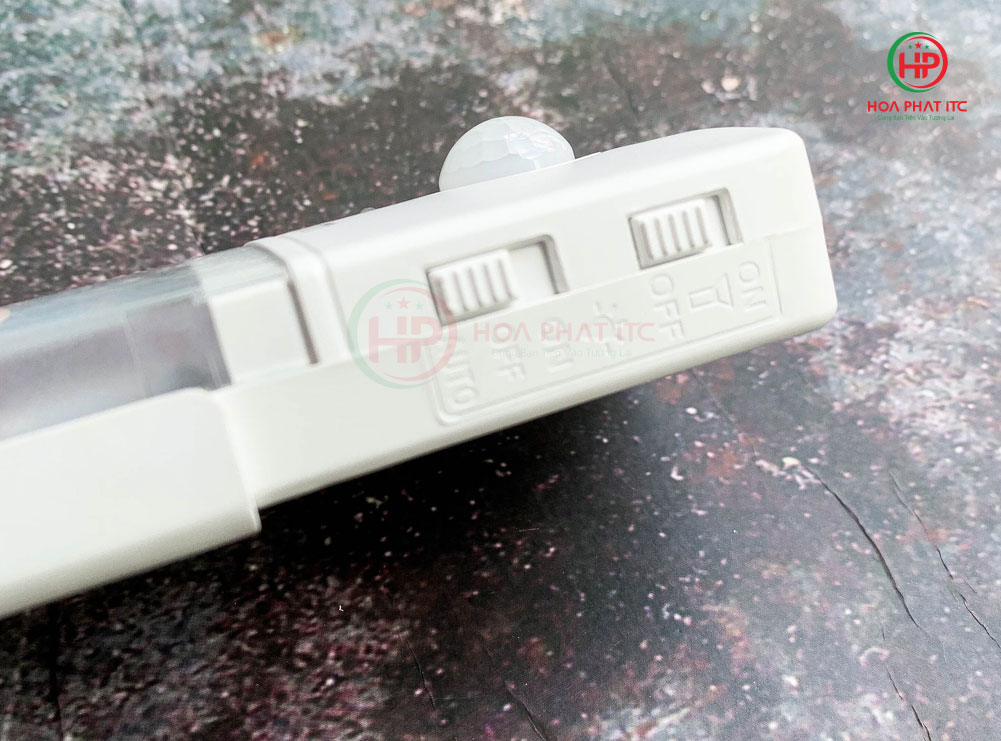 Den-LED-cam-ung-dung-pin-AAA-Decom-DC-069D-mat-hong